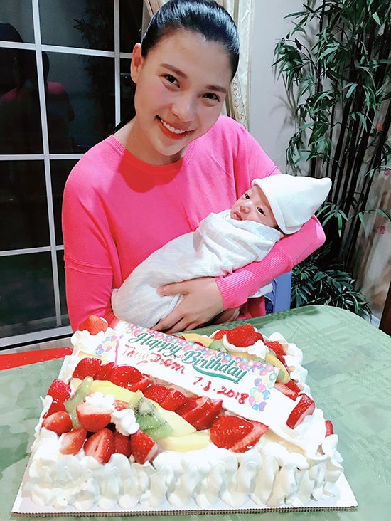 Bầu 5 tháng Thúy Diễm bay sang Mỹ để chuẩn bị sinh con.