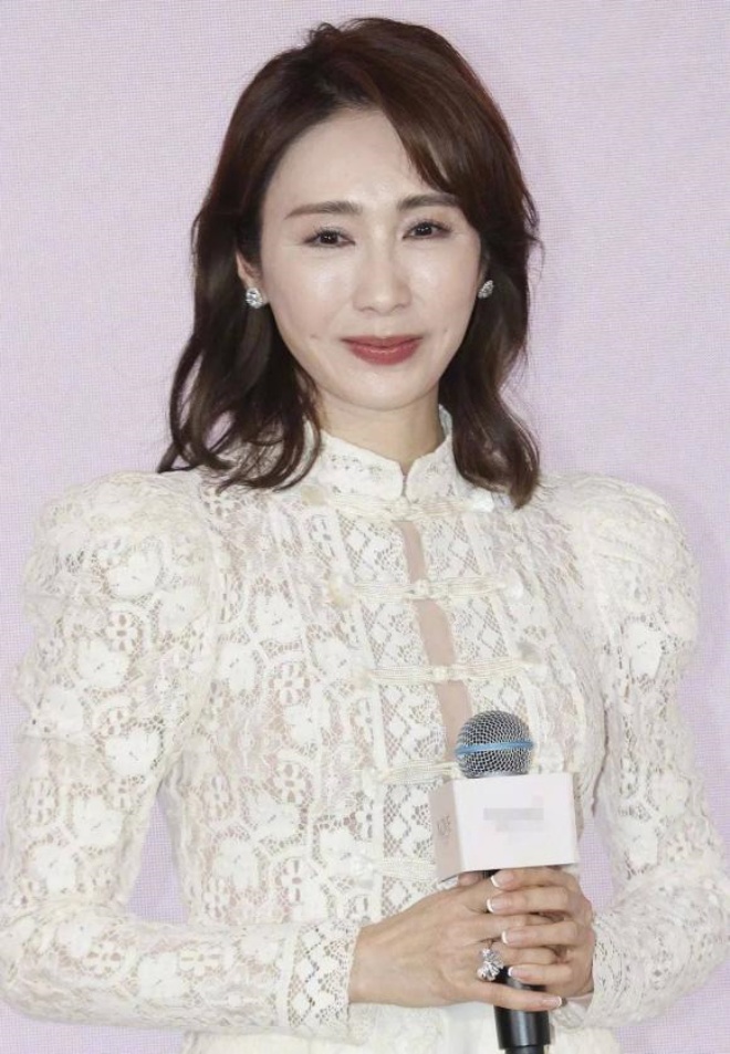 Lê Tư đi sự kiện gây sốt vì khí chất phu nhân nhà giàu nhưng lộ khuyết điểm trên mặt.