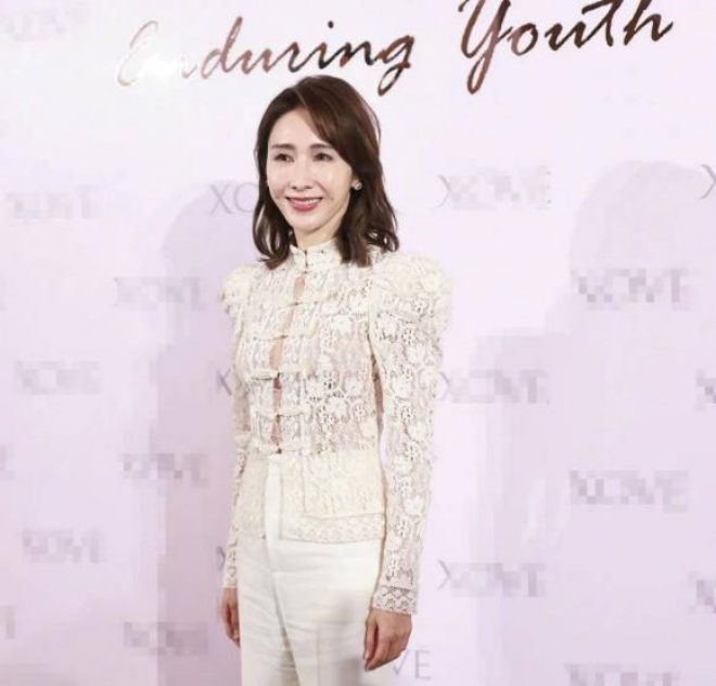 Dù vậy, các fan vẫn khen vẻ ngoài trẻ hơn tuổi của Lê Tư.