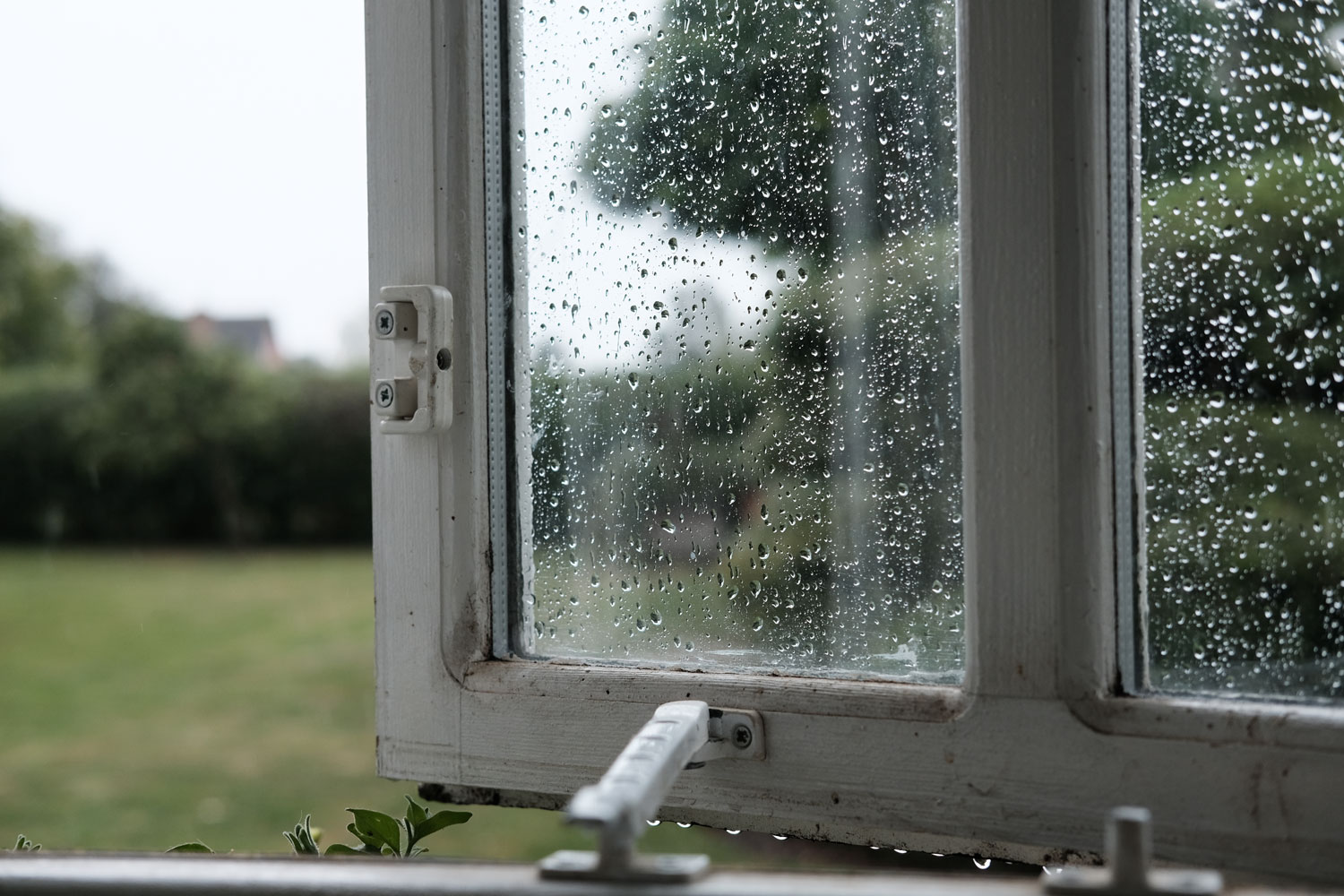 5 sai lầm “kinh điển” khi trời nồm ẩm, rất nhiều người mắc phải khiến nhà ướt thêm, thiết bị điện nhanh hỏng - 4