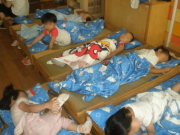 Làm mẹ - Bé trai mẫu giáo phát ra tiếng kì lạ lúc ngủ ở trường, cô giáo mở chăn thì hoảng hốt
