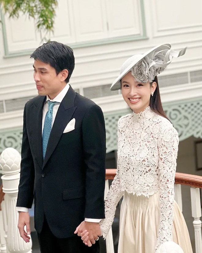 Nàng hậu chuyển giới rạng rỡ bên vị hôn phu.