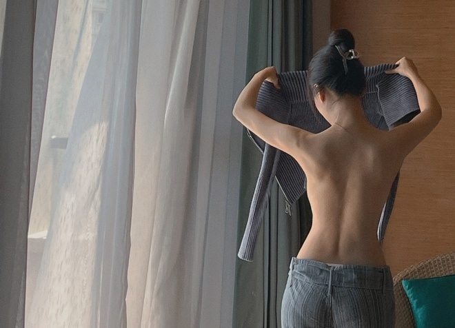 Lý Phi Nhi để lộ lưng trần trước ống kính.