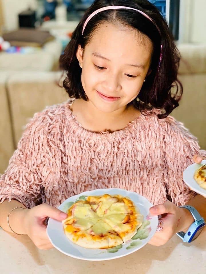 Thiên thần nhí Bố ơi mình đi đâu thế giờ đây vẫn giữ được làn da trắng trẻo, đôi má lúm đồng tiền, sống mũi cao, mắt to tròn.