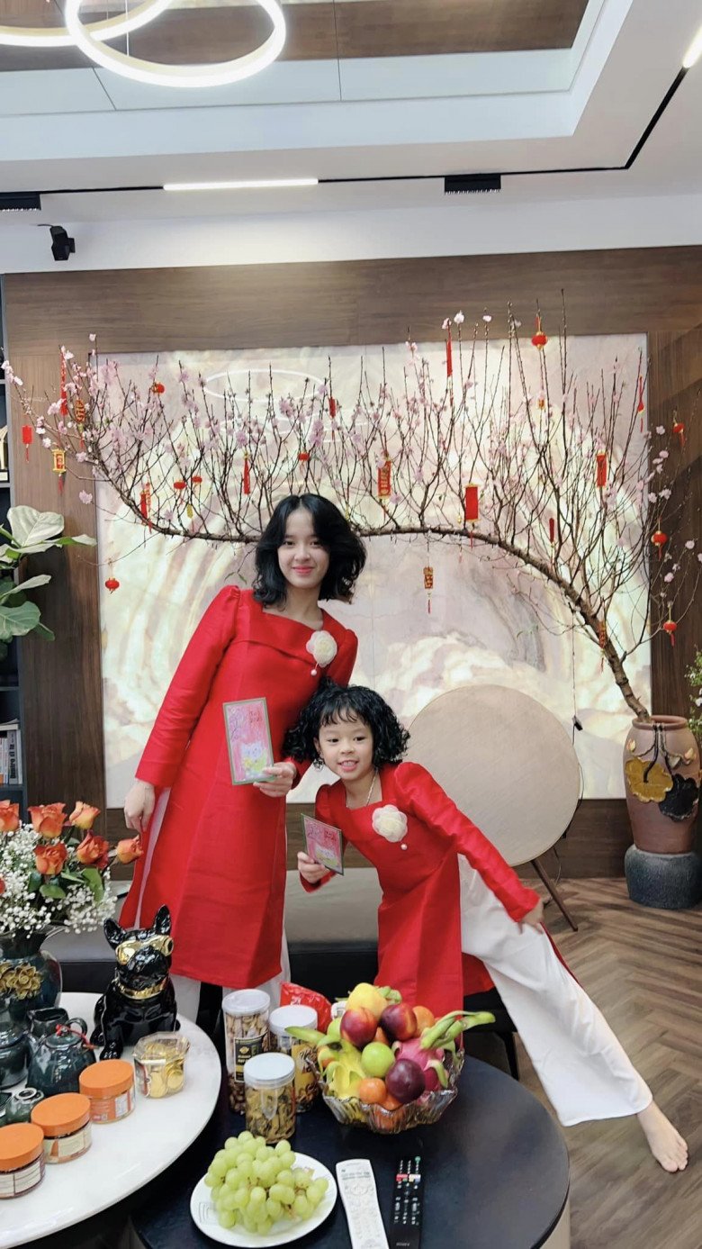 Nhím đáng yêu bên em gái - Kẹo. Bộ đôi ái nữ nhà Hồng Đăng được nhiều người yêu thích.