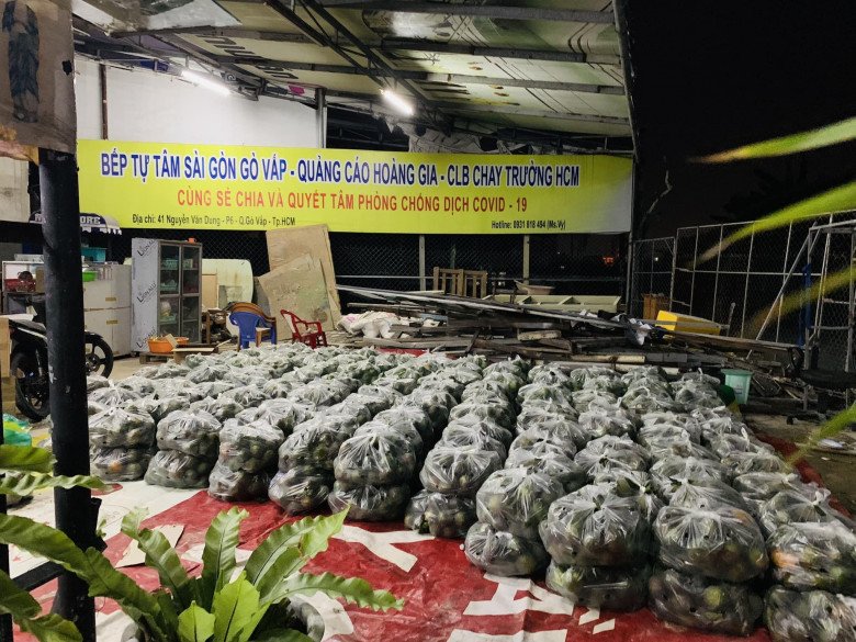 Nhiều cá nhân, hội nhóm chung tay giải cứu cam giúp bà con nông dân