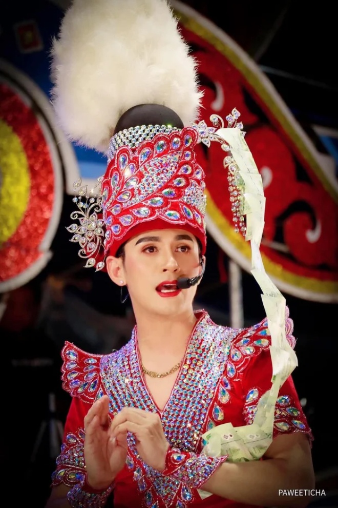 New Mukda là nam ca sĩ nổi tiếng Thái Lan.