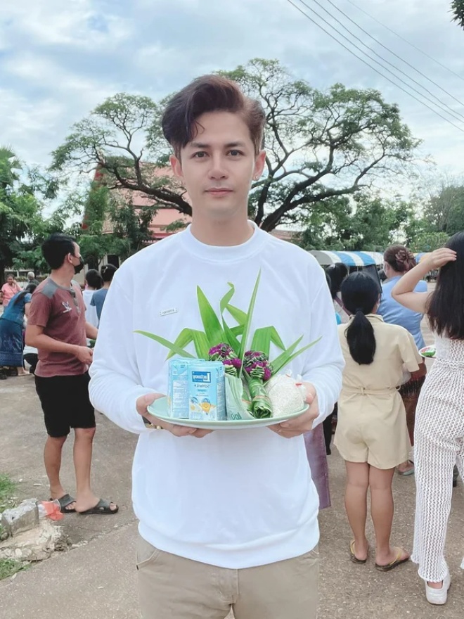 Anh từng gặp khá nhiều khó khăn khi mới vào nghề vì theo đuổi dòng nhạc Lào cổ đại của Lào và vùng Đông Bắc Thái Lan khá kén người nghe.