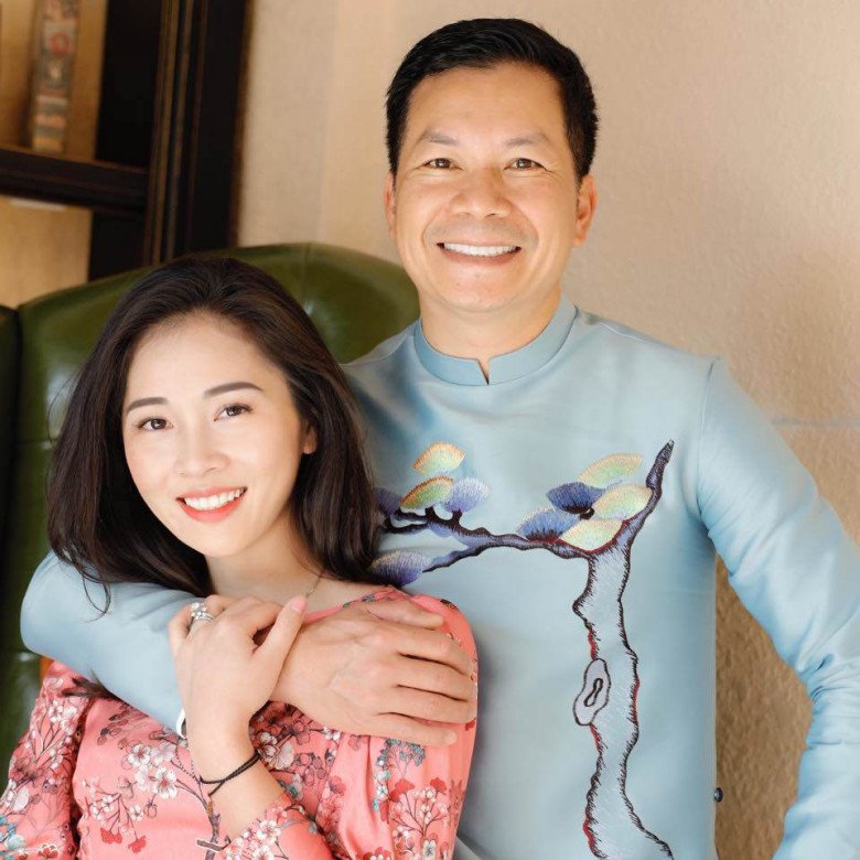 Vợ kém 16 tuổi của Shark Hưng giữ một nét đẹp chân phương qua chục năm, không màng phấn son, đẹp mộc mạc - 1