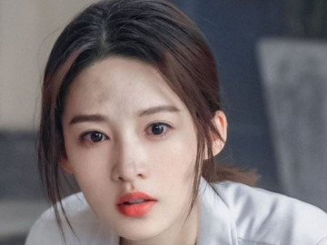 Cô gái xinh đẹp lật ngửa mi, không nhắm nổi mắt vì muốn có "giọt lệ Trung Hoa" đang hot trên mạng