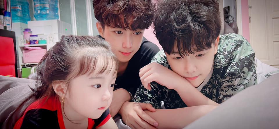 2 anh trai vô cùng cưng chiều em út. Cả 3 anh em đều có ngoại hình xinh xắn nổi bật.