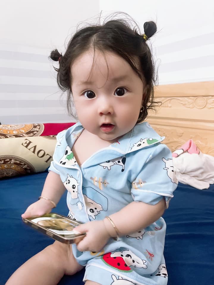 Từ bé, Tina đã được yêu mến vì ngoại hình đáng yêu chuẩn thiên thần.