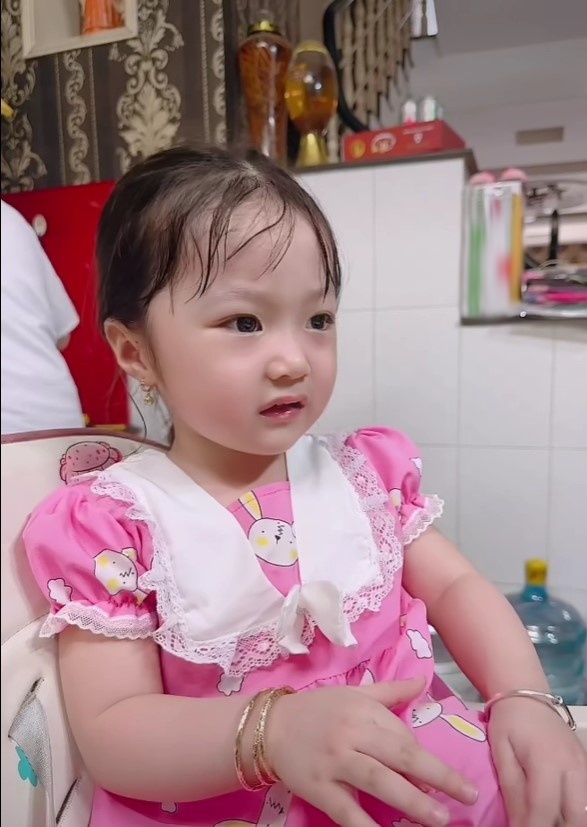 Khi nghe mẹ nói: Mẹ có tiền mua kem cho con mà, Tina liền nhăn mặt lắc đầu.