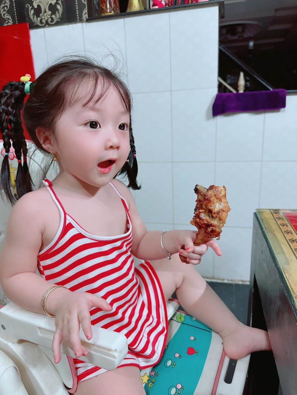 Càng lớn, em càng trổ nét xinh xắn, được khen giống mẹ lai Hàn Quốc.