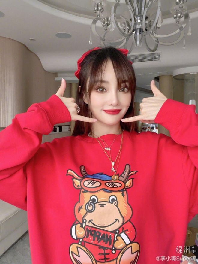 Lý Tiểu Lộ tiêu tiền không tiếc tay và sống trong biệt thự hạng sang.