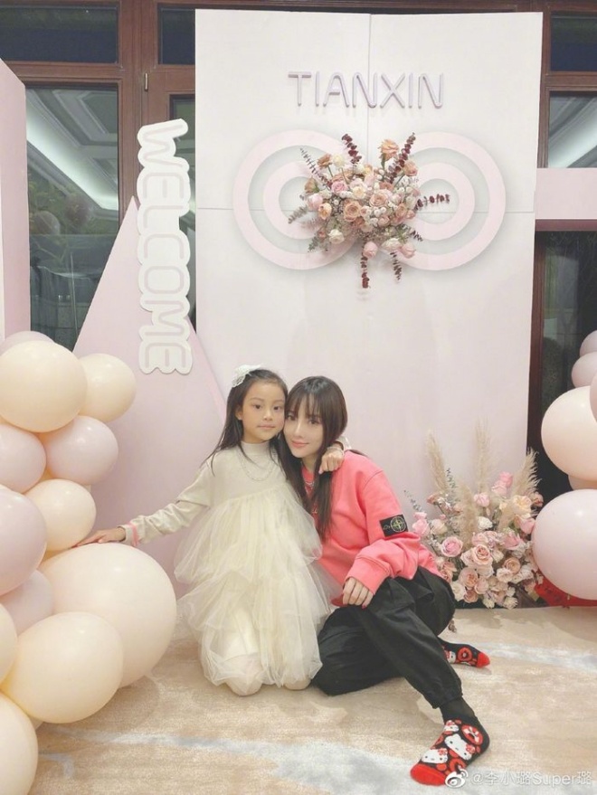 Lý Tiểu Lộ chi tiền thuê 2 bảo mẫu cho con.