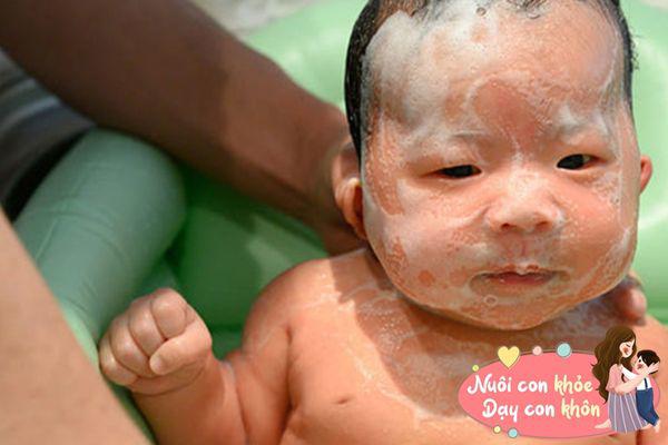 Cạo tóc, bóp đầu ngực... cho trẻ sơ sinh tưởng tốt, nhưng vô tình rước thêm bệnh cho con - 9