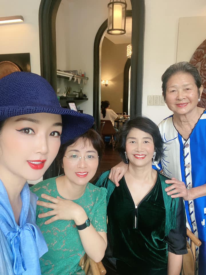 Hoa hậu độc nhất vô nhị của Việt Nam tuổi 52 không gợn nếp nhăn, mẹ già 79 tuổi nhan sắc mới đỉnh - 11