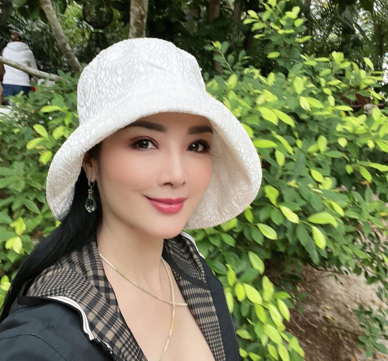 Hoa hậu độc nhất vô nhị của Việt Nam tuổi 52 không gợn nếp nhăn, mẹ già 79 tuổi nhan sắc mới đỉnh - 2