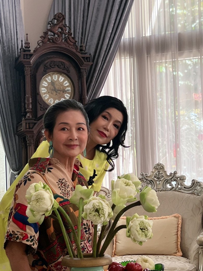 Hoa hậu độc nhất vô nhị của Việt Nam tuổi 52 không gợn nếp nhăn, mẹ già 79 tuổi nhan sắc mới đỉnh - 10