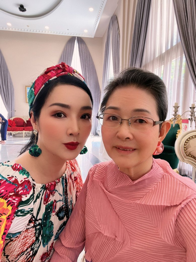 Hoa hậu độc nhất vô nhị của Việt Nam tuổi 52 không gợn nếp nhăn, mẹ già 79 tuổi nhan sắc mới đỉnh - 8