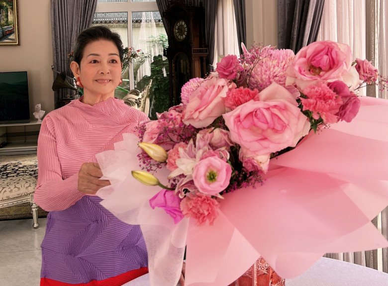 Hoa hậu độc nhất vô nhị của Việt Nam tuổi 52 không gợn nếp nhăn, mẹ già 79 tuổi nhan sắc mới đỉnh - 9
