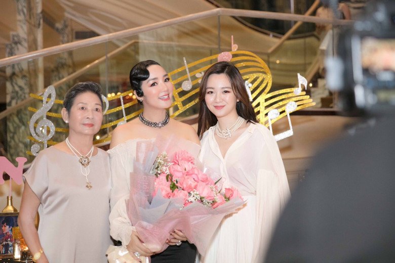 Hoa hậu độc nhất vô nhị của Việt Nam tuổi 52 không gợn nếp nhăn, mẹ già 79 tuổi nhan sắc mới đỉnh - 14