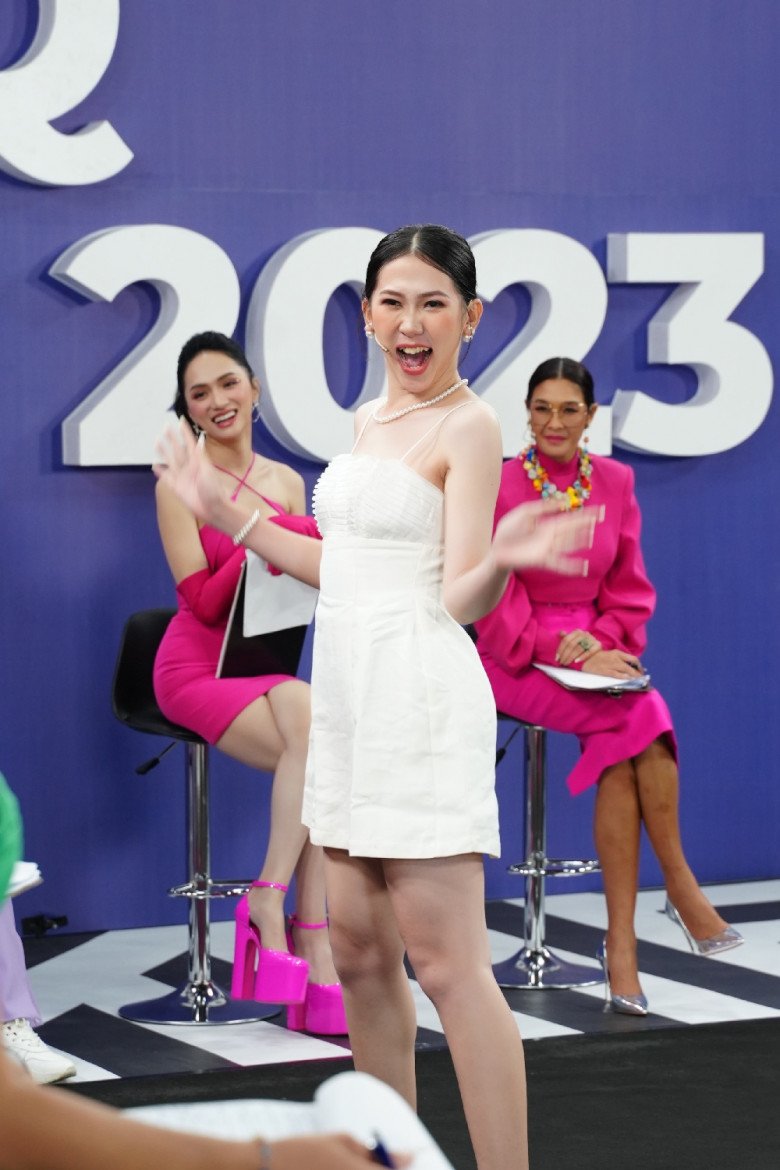 Nữ BTV chuyển giới cực xinh làm khán giả xuýt xoa tại cuộc thi của Hoa hậu Hương Giang - 13