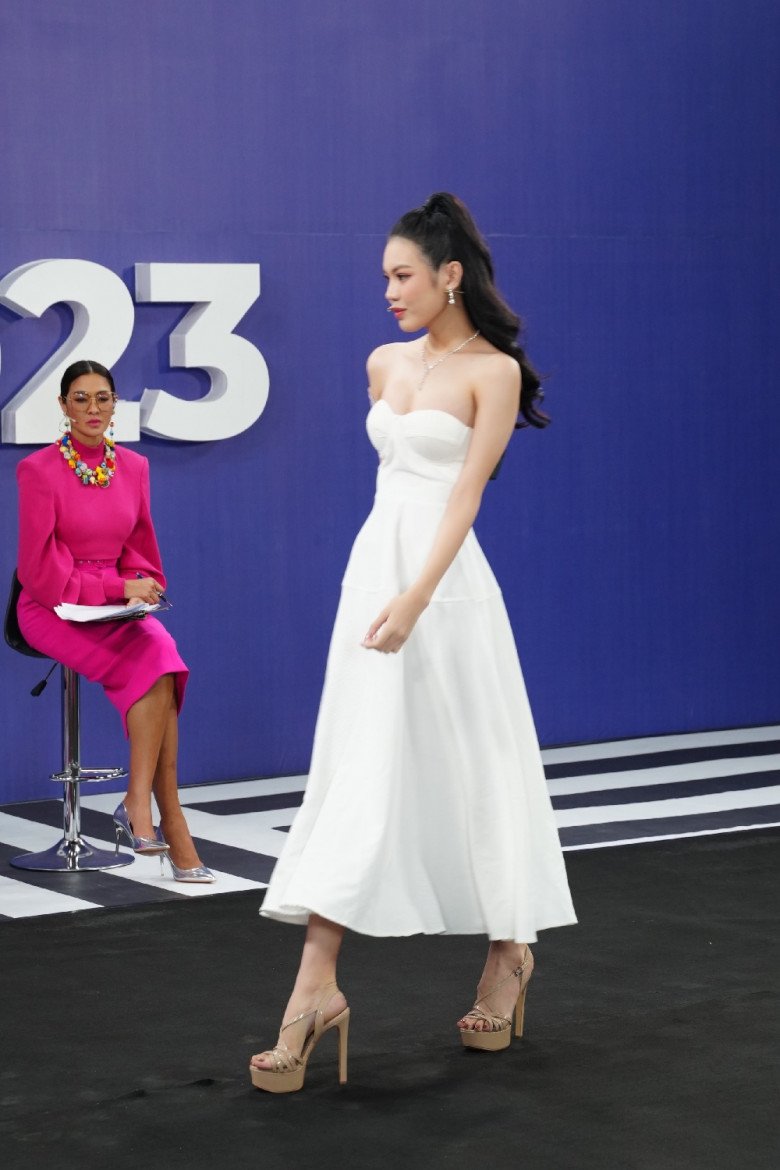 Nữ BTV chuyển giới cực xinh làm khán giả xuýt xoa tại cuộc thi của Hoa hậu Hương Giang - 6