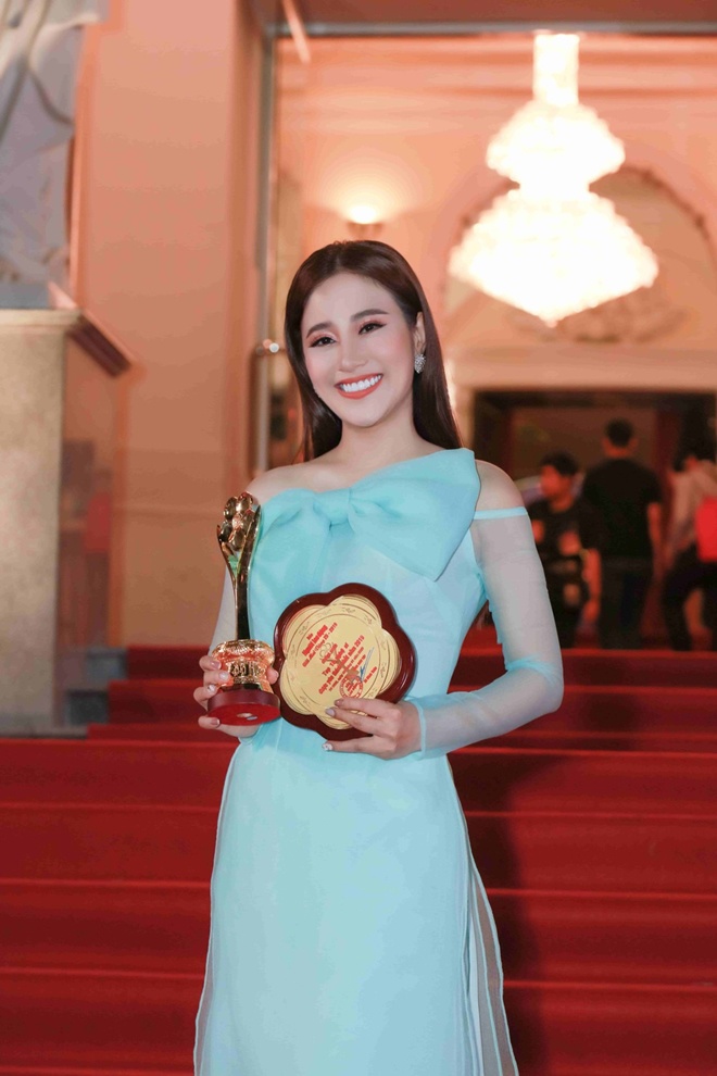 Cô đạt được giải thưởng danh giá cho những cống hiến của mình với nghệ thuật.