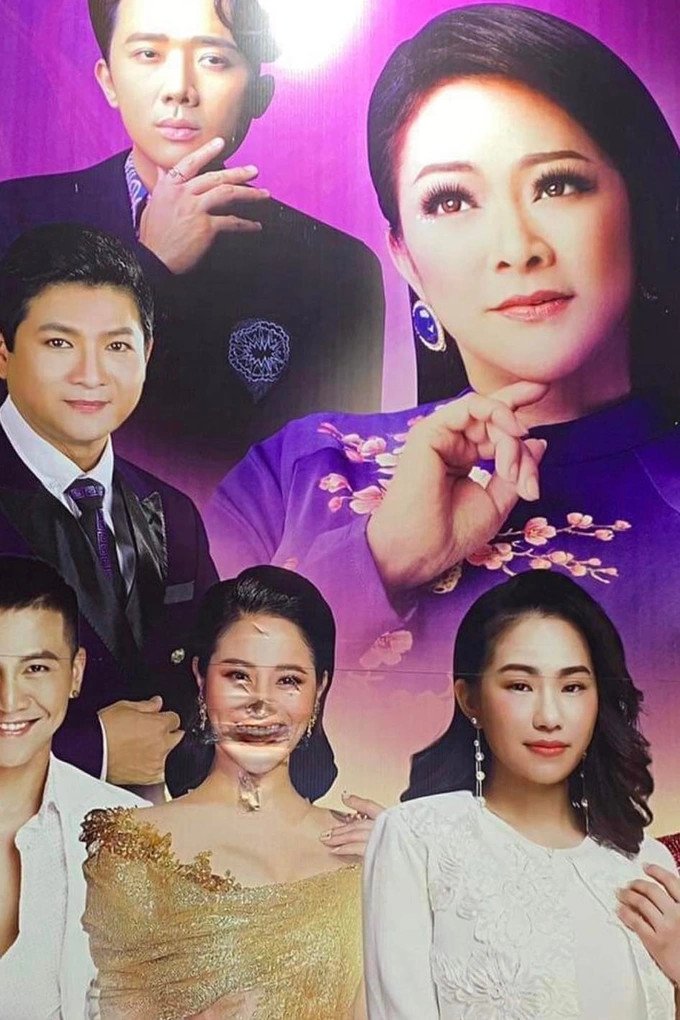 Tố My sốc khi mặt mình bị rạch nát trên poster.