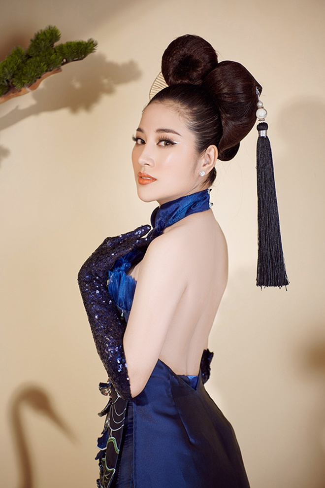 Với sự xinh đẹp cùng giọng hát ngọt ngào, cô nhận được nhiều sự bày tỏ từ đại gia nhưng luôn từ chối vì đã có bạn trai.