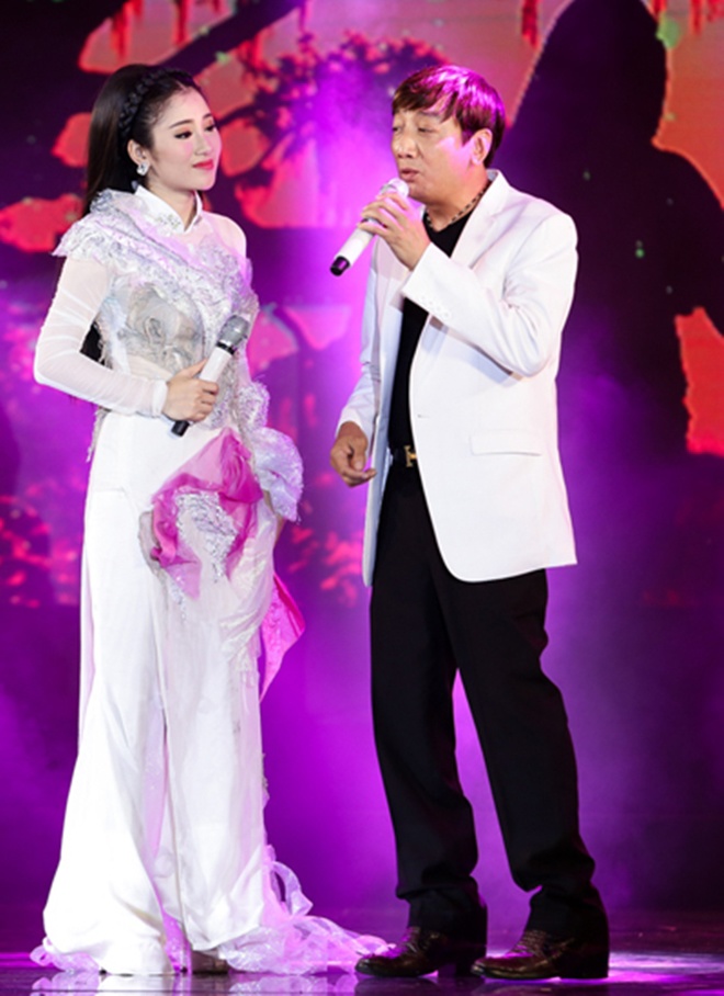 Cô từng bị đồn là người yêu ca sĩ Trường Vũ.