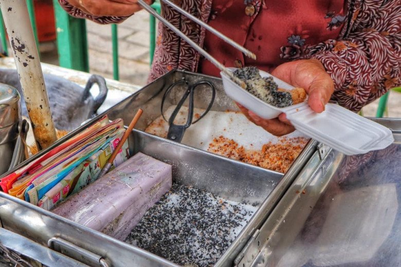 Chiếc xe bán loại bánh độc nhất ở Sài Gòn, tồn tại suốt hơn 40 năm vẫn đắt khách như tôm tươi - 2