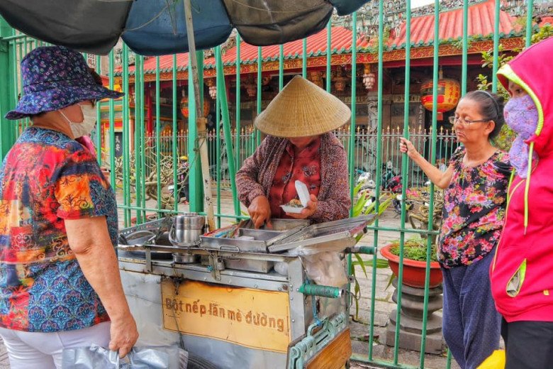 Chiếc xe bán loại bánh độc nhất ở Sài Gòn, tồn tại suốt hơn 40 năm vẫn đắt khách như tôm tươi - 1