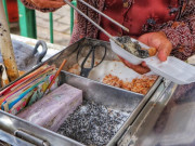 Lifestyle - Chiếc xe bán loại bánh độc nhất ở Sài Gòn, tồn tại suốt hơn 40 năm vẫn đắt khách như tôm tươi