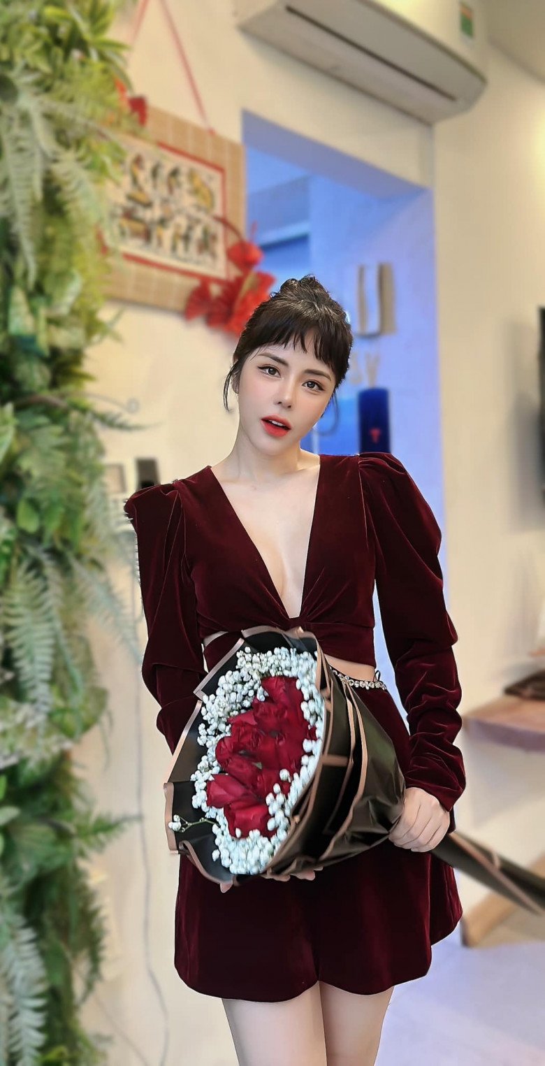 Bạn gái Huỳnh Anh ngày càng trẻ trung và xinh đẹp.