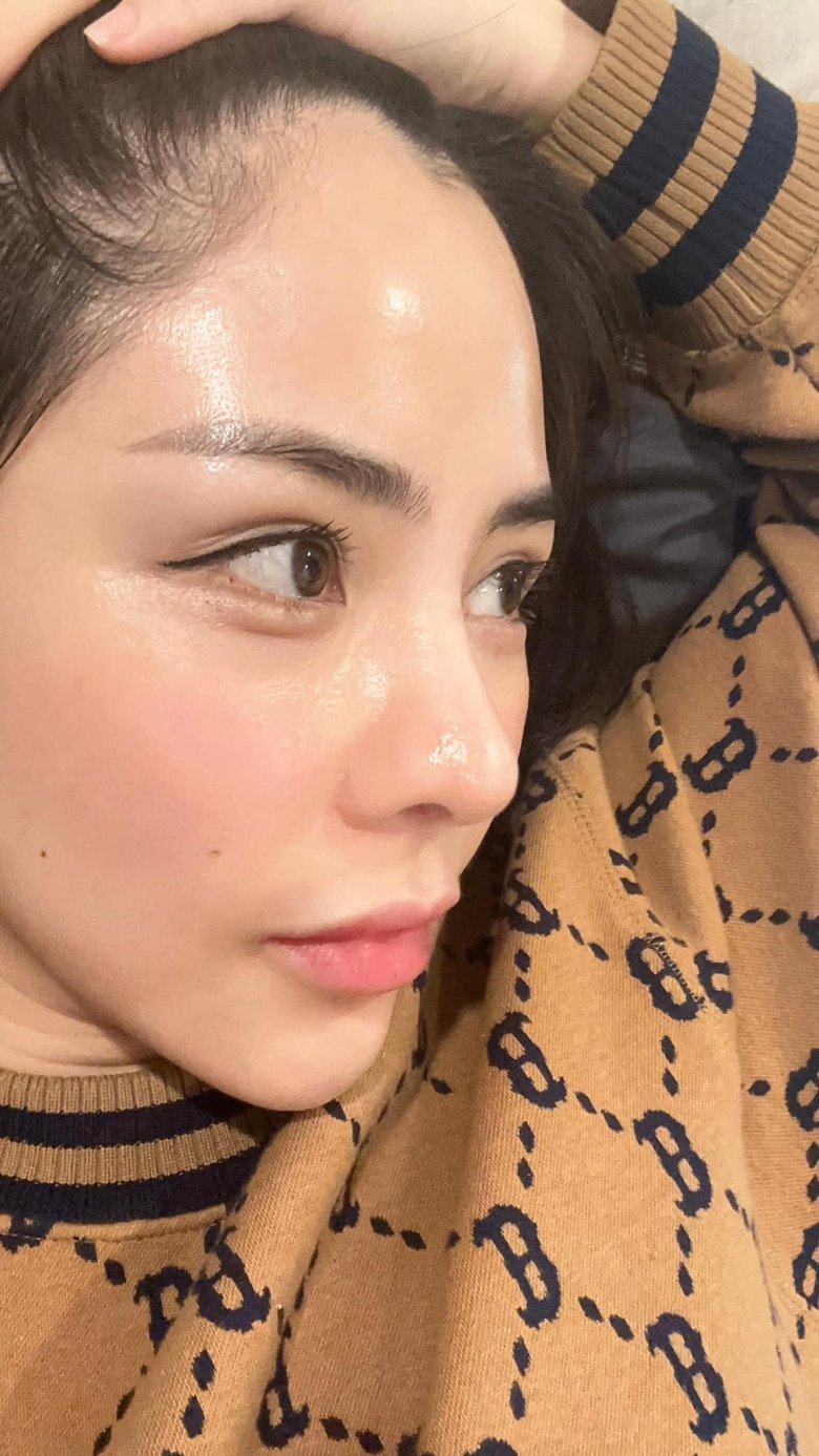 Đẹp tự nhiên, không tự nhiên mà đẹp. Không chỉ chi tiền để trùng tu nhan sắc, để có được nhan sắc hiện tại, Bạch Lan Phương còn đầu tư chăm sóc làn da của mình. Cô dùng nhiều loại mỹ phẩm khác nhau để duy trì làn da căng bóng, sáng mịn như em bé. Mục tiêu của mỹ nhân 8X chính là đi ra đường không cần phải trang điểm.