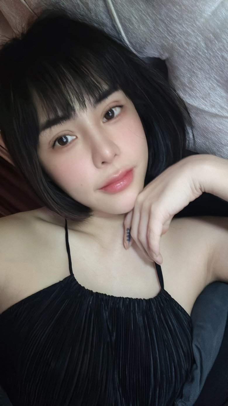 Bạch Lan Phương cũng chia sẻ quan điểm rất cởi mở về việc dao kéo. Cô viết: Ai chê em toàn đồ giả em kệ, em sống cho em không phải cho các bác nào khác hihi. Em không xấu, trong mắt em, em thấy thế. Nhưng em cầu toàn, nên em muốn mình đẹp hơn. Thế kỷ 21 rồi, ai chọn tự nhiên cứ tự nhiên, ai muốn thẩm mỹ cứ thẩm mỹ. Nước sông không phạm nước giếng, bài xích nhau không để làm gì.