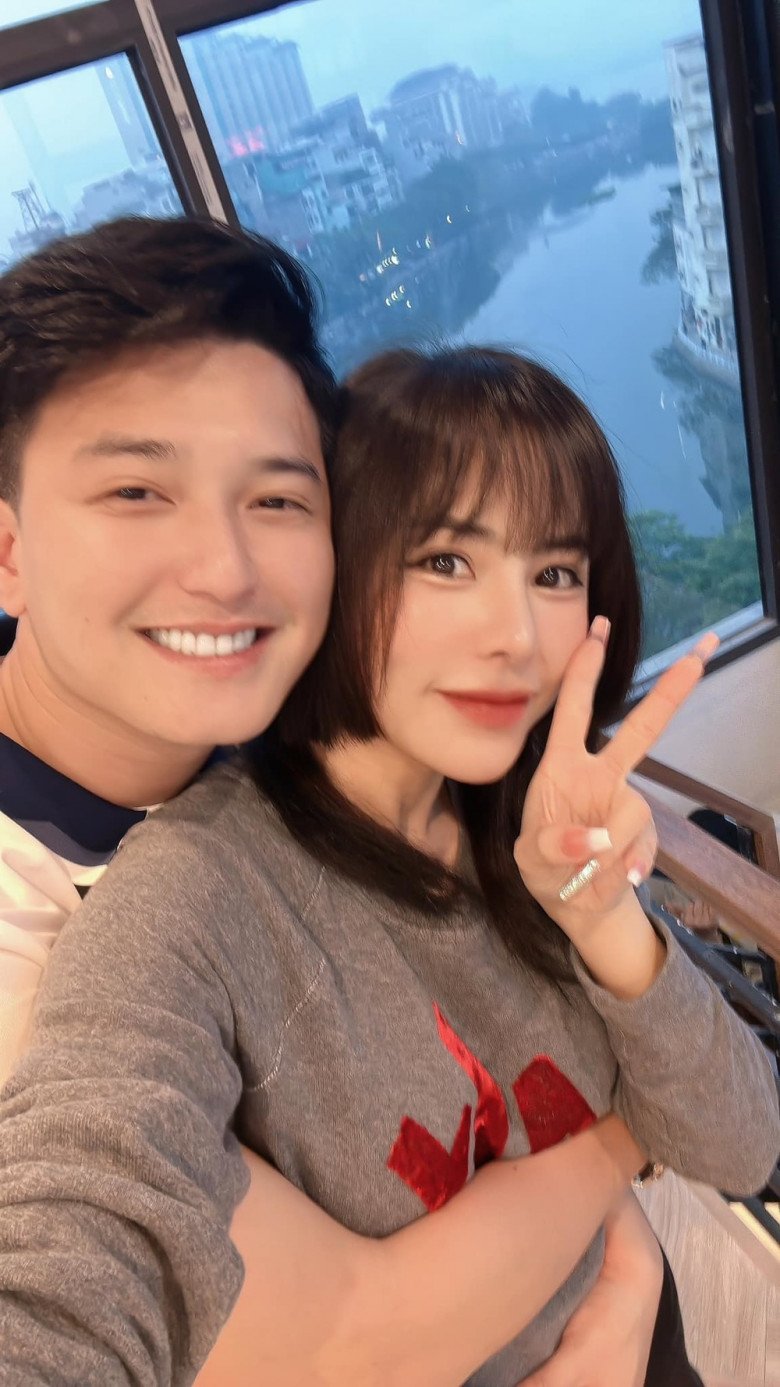 Không chỉ được chú ý khi có chuyện tình chị em với Huỳnh Anh, Bạch Lan Phương cũng được quan tâm với hành trình dao kéo trùng tu nhan sắc của mình.