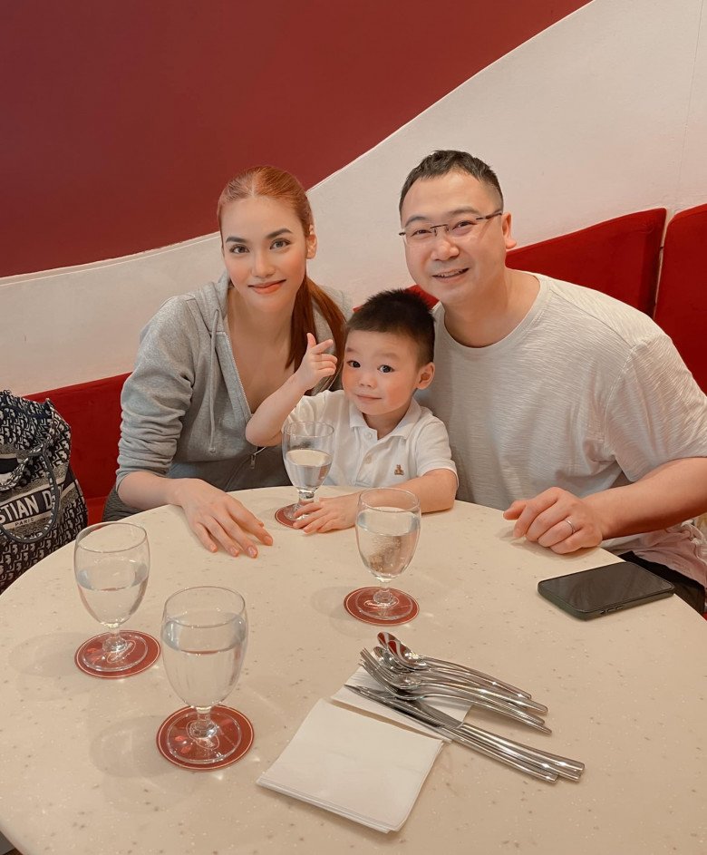 Tổ ấm của Lan Khuê cùng với ông xã giàu sụ. Người đẹp sau sinh chưa vội quay lại làm nghệ thuật song sắc vóc của chân dài lại càng ngày thắm đượm qua từng tấm hình đăng tải.