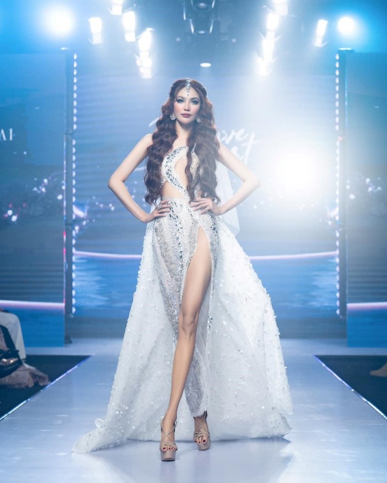 Đôi chân kiếm Nhật của người đẹp cao 1m76 chưa bao giờ làm fans thất vọng.