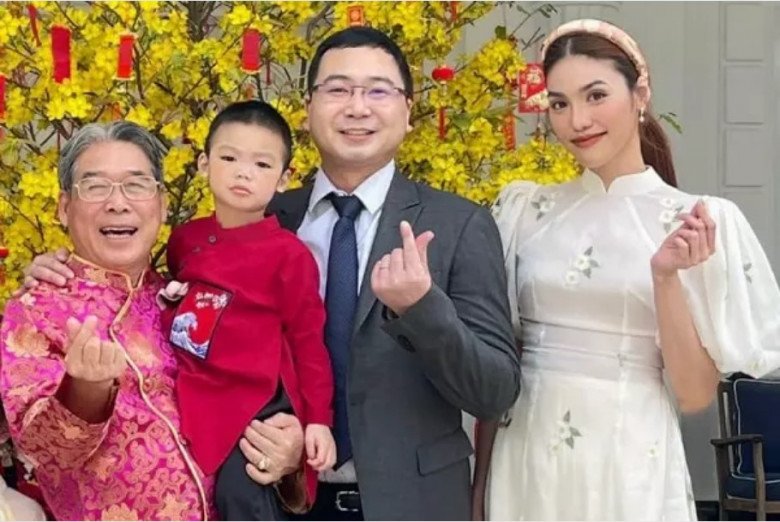 Thời gian đầu, cô rất hiếm hoi đăng tải ảnh về gia đình mình. Mãi sau này, chân dài mới thoải mái chia sẻ. Khung hình chụp chung với bố chồng và chồng cực hiếm. Có chồng điển trai, con kháu khỉnh, Lan Khuê nở nụ cười viên mãn.