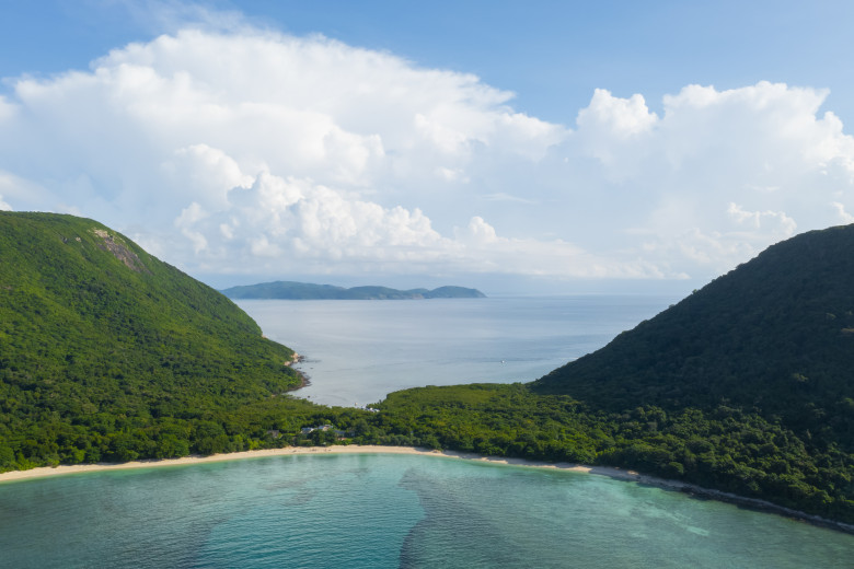 Hòn Bảy Cạnh với làn nước trong veo phẳng lặng, in màu trời xanh ngắt (Ảnh: The Secret Côn Đảo)