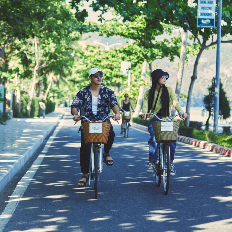 Đường ven biển Tôn Đức Thắng rợp bóng cây bàng di sản (Ảnh: The Secret Côn Đảo)