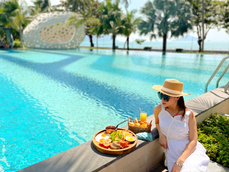 Thưởng thức bữa sáng nhàn nhã tại hồ bơi hướng ra đại dương bao la (Ảnh: The Secret Côn Đảo)