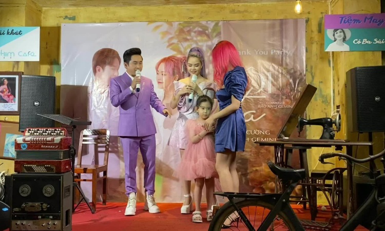 Cô bé Hoài Đan lần đầu xuất hiện trước truyền thông.