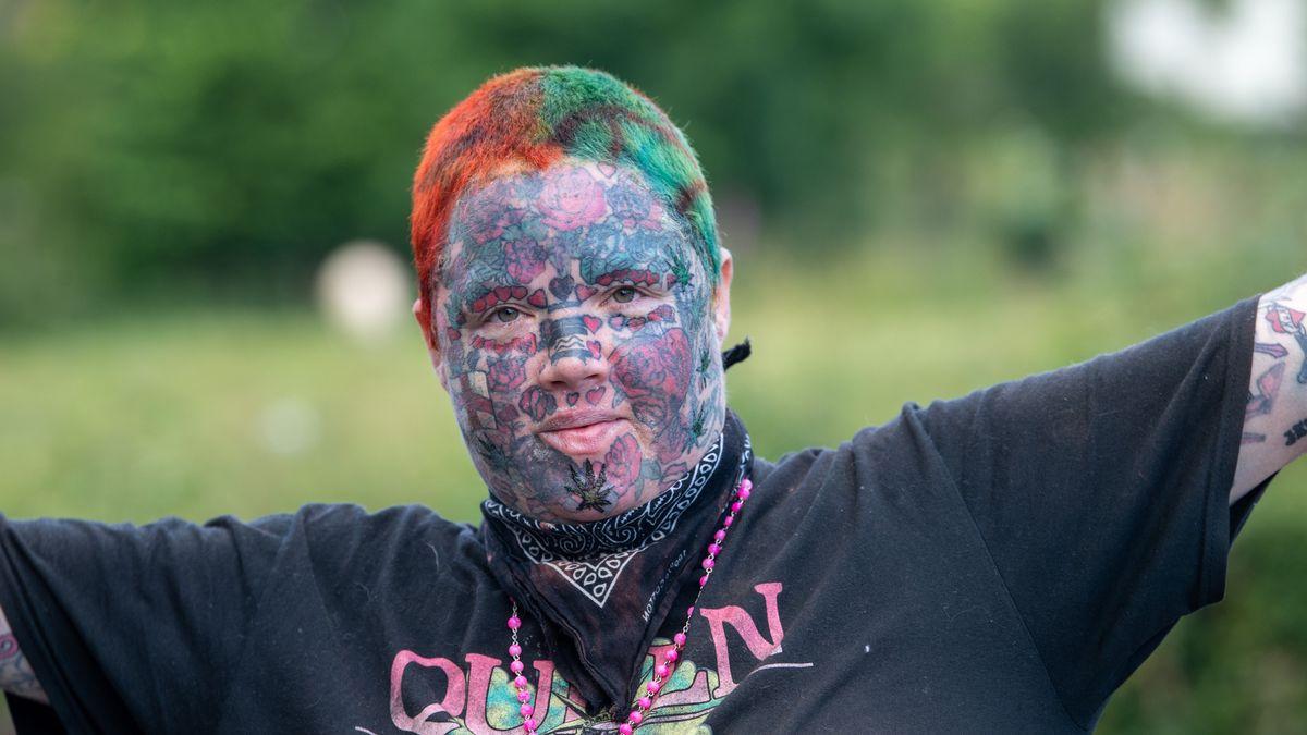 Người mẹ “nghiện” xăm trổ với bề ngoài đáng sợ, đã từng bị đuổi khỏi các quán bar và nhà hàng - 1