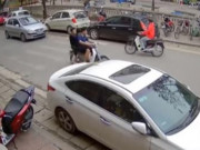 Clip Eva - Clip: Tông lái xe máy dream ngã sấp, ô tô vỡ đầu và hành động đẹp của tài xế