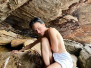 Làm đẹp - Chân dài 1m77 bán nude trong hang động, khoe siêu phẩm trắng nõn không tỳ vết 